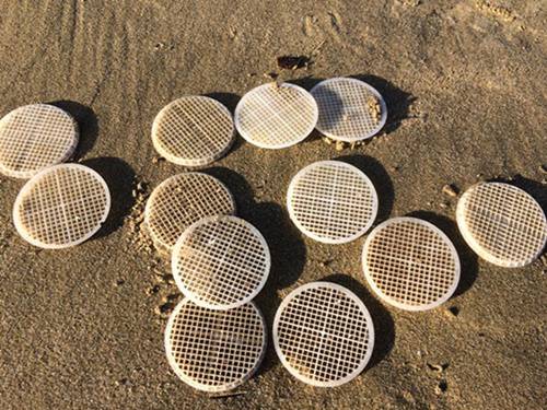 Continua l’invasione dei dischetti di plastica sul litorale, colpite anche Sperlonga e Ventotene