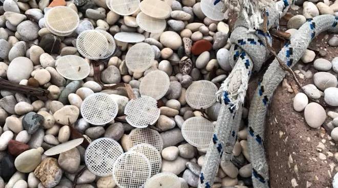 Anzio, dischetti di plastica invadono il litorale, il Comune dispone la bonifica delle spiagge