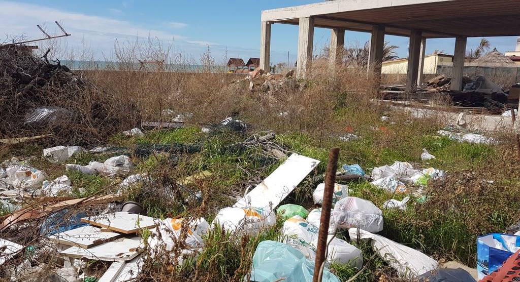 Emergenza spiagge a Passoscuro e Aranova, ‘sacchi di immondizia, siringhe e feci’