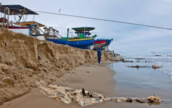 Torvaianica, la mareggiata si porta via la spiaggia, pescatori costretti al fermo forzato