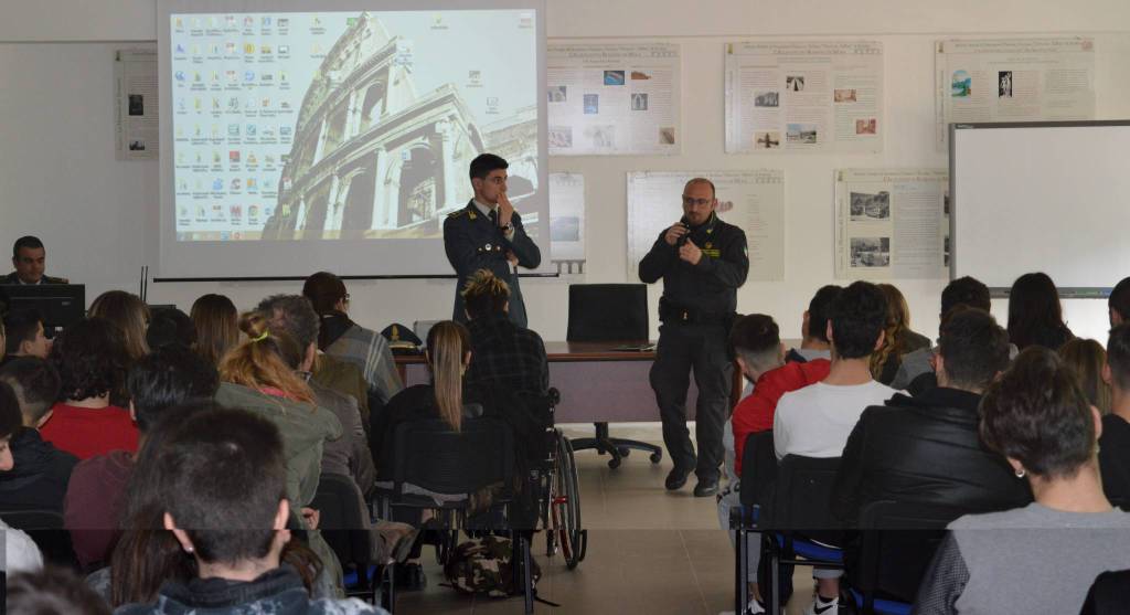 Formia legalità economica incontro studenti e Fiamme Gialle