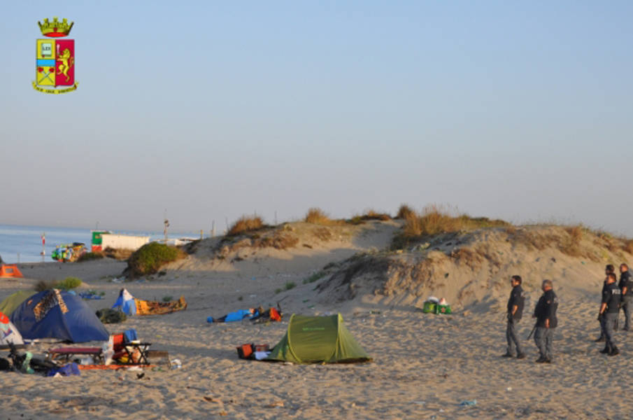 Market di droga tra le dune della spiaggia libera di Castelporziano: arrestato marocchino