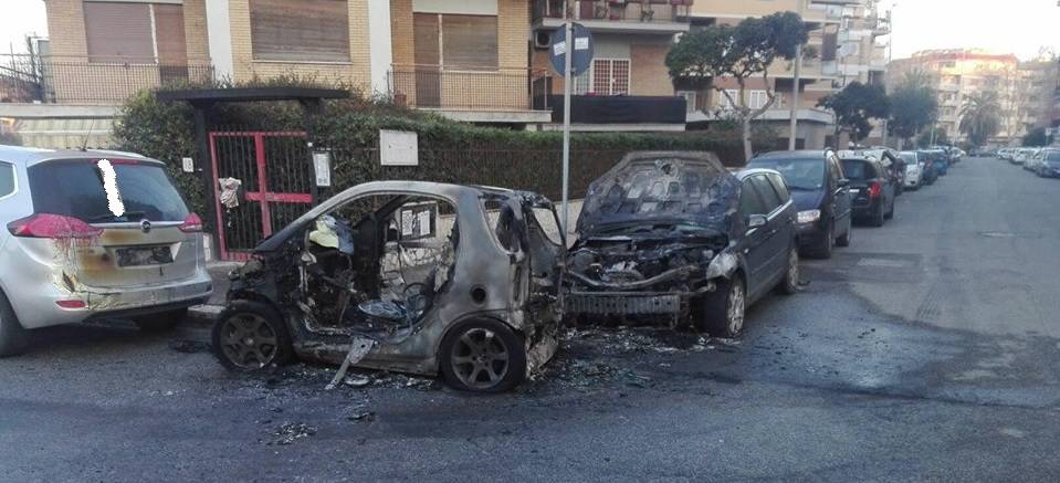 Ostia, a fuoco quattro auto e uno scooter: doppio attentato nelle prime ore del mattino
