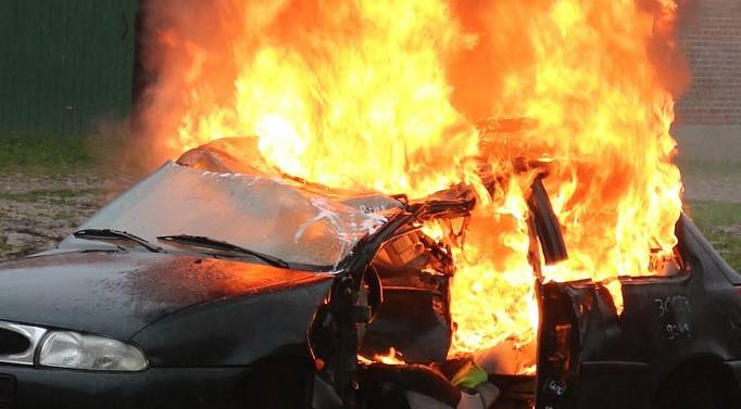 Ardea, ancora in fiamme un’auto dell’ex Sindaco Luca Di Fiori