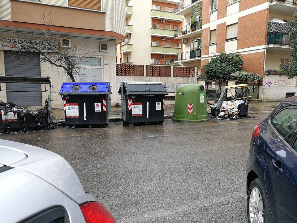 Ostia, a fuoco cassonetti: botta a risposta tra Di Pillo e Picca. Piromani o boicottatori?