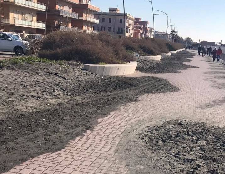 Ostia, un mese di divieto di sosta sul lungomare per rimuovere la sabbia accumulata dal vento