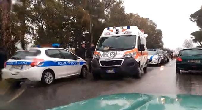 Tamponamento a catena su via Portuense, colpita un’auto della polizia locale, due feriti lievi