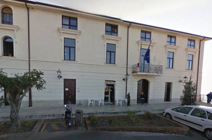 “73mila euro di materiali per due scuole inesistenti”, la denuncia di Minturno libera