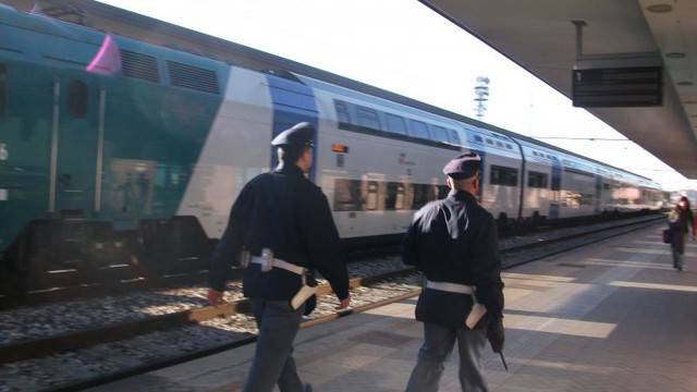 Narcotizzavano le vittime e poi le rapinavano sui treni della tratta Roma Napoli, 4 arresti