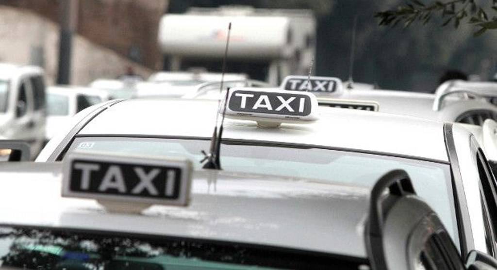 Sciopero dei taxi contro il ddl concorrenza: all’aeroporto di Fiumicino i passeggeri restano a piedi