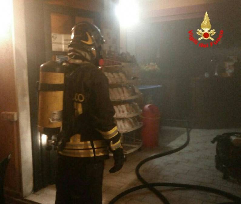 Paura a Formia, pub in fiamme in via Gianola