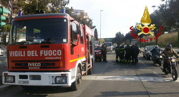 Roma sprofonda, vigili del fuoco in azione, voragine a viale Isacco Newton, buca in via Gian Leonardo Ceruso