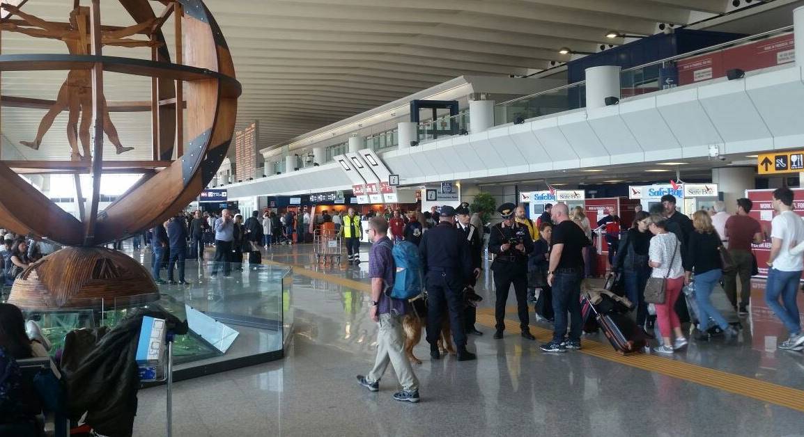 All’aeroporto di Fiumicino si intensificano i controlli dei carabinieri, due denunce