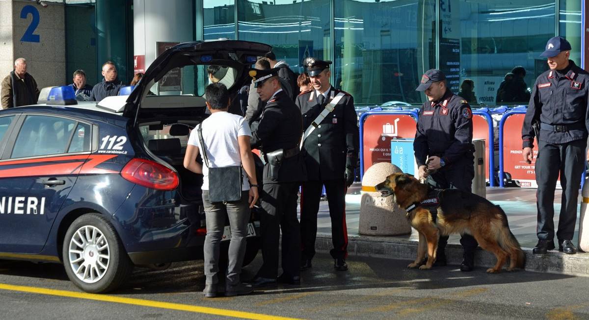 All’aeroporto di Fiumicino si intensificano i controlli dei carabinieri, due denunce