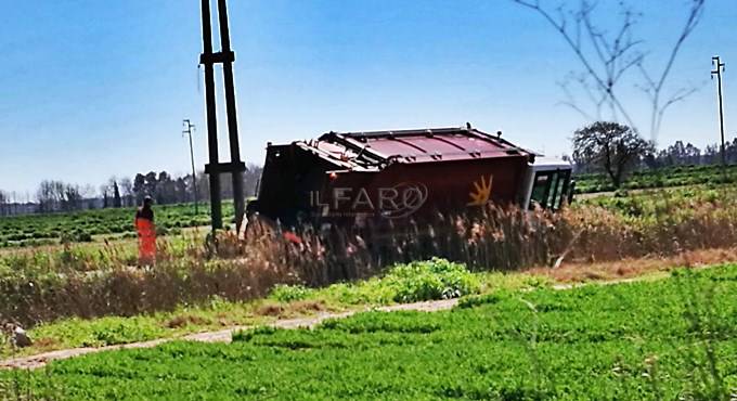 Via Tre Denari a Maccarese, finisce in un canale un camion dell’Ama