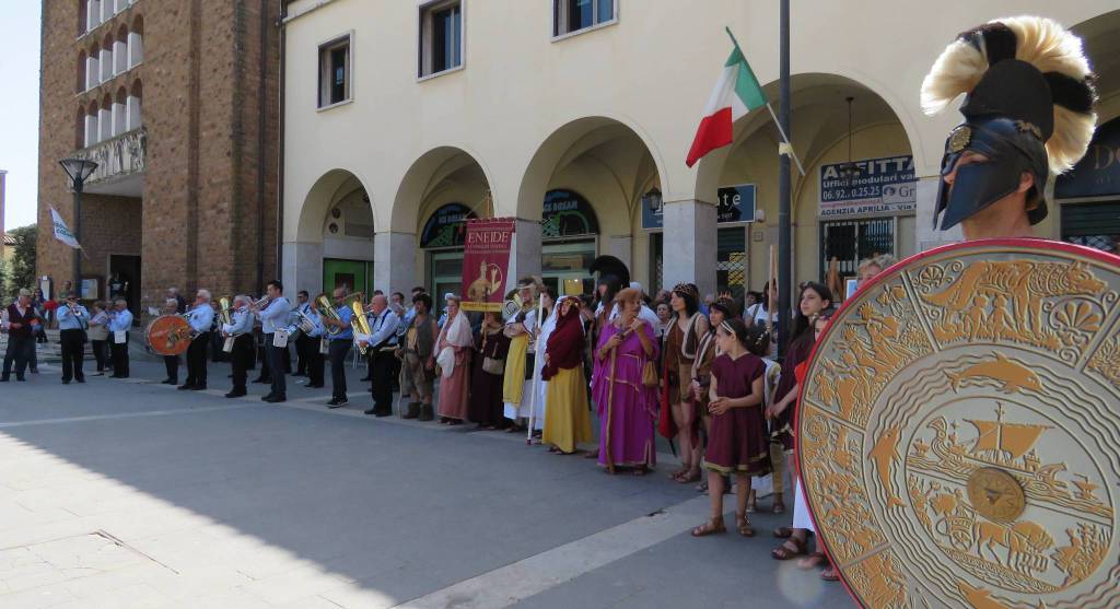 Pomezia festeggia 80 anni, una sfilata multi-epoca attraversa la città e la sua storia