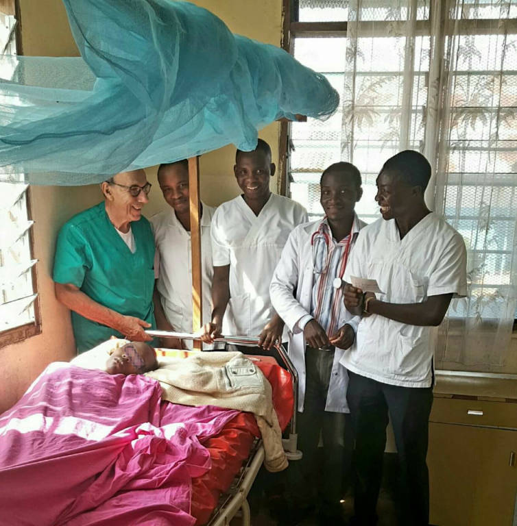 Farmacisti in aiuto e la formazione sanitaria a medici Tanzani
