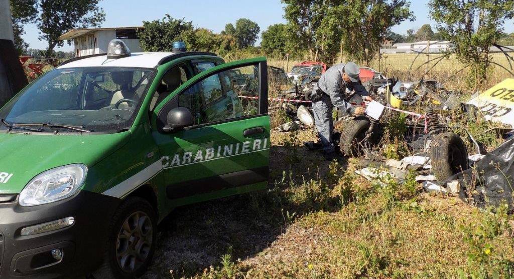 Fondi, i carabinieri forestali sequestrano una carrozzeria per abbandono di rifiuti