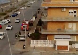 Ostia, fumo nelle scale di un palazzo: paura sul lungomare