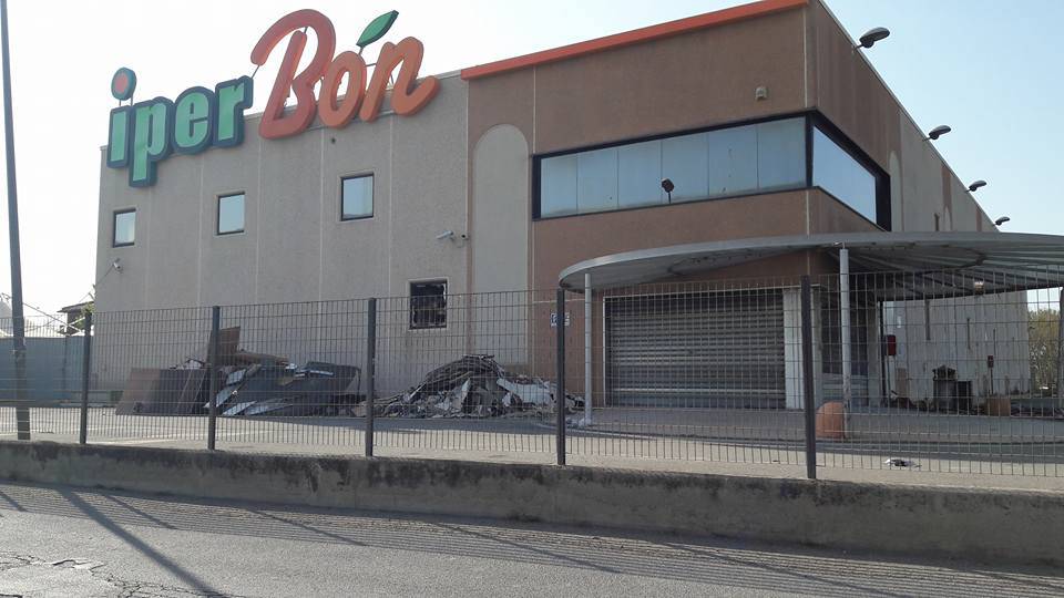 Ardea, Il supermercato IperBòn, ancora chiuso dopo l’incendio