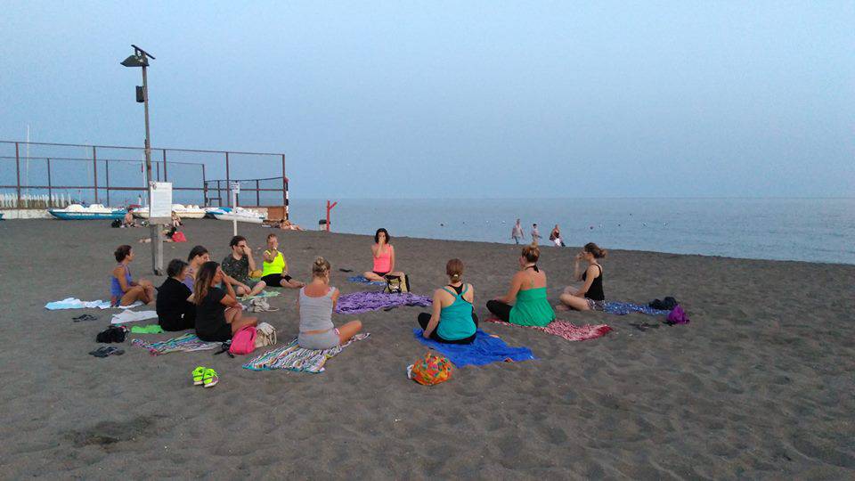 Ostia, lo yoga scende in spiaggia: il saluto al sole che rende più sani e socievoli