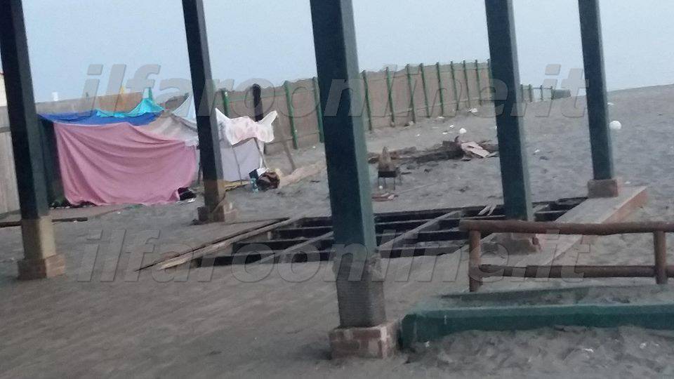 Ostia, la Spiaggetta diventa un accampamento. Falò con il legno della struttura