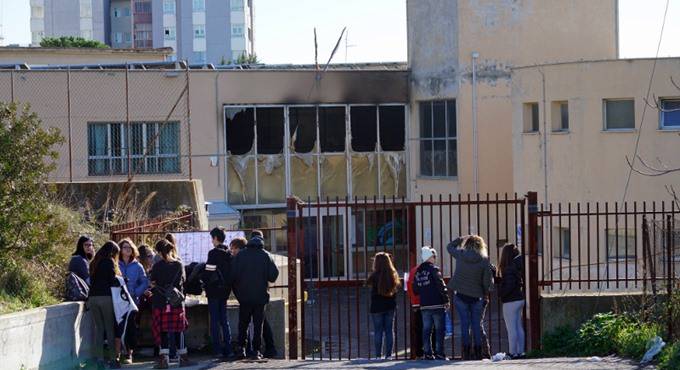 Incendio alla scuola Calamatta di via Montanucci a Civitavecchia, fermato un minorenne accusato di essere il piromane