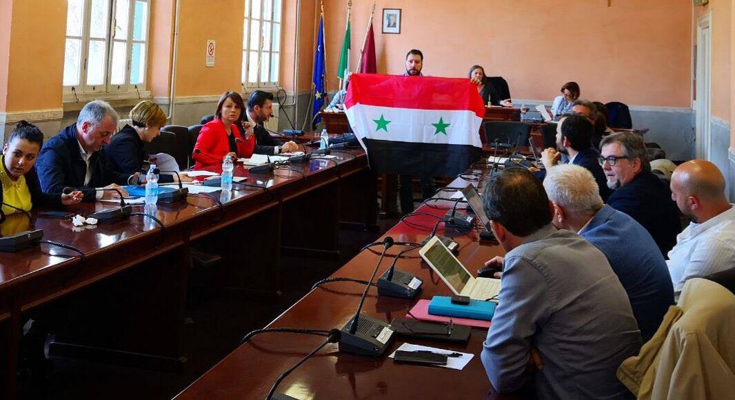 Ostia, il consigliere Marsella (CasaPound) espone la bandiera della Siria in aula