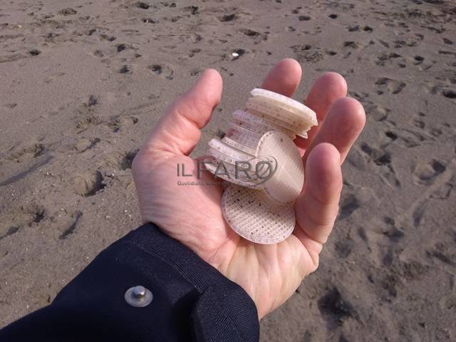 Tarquinia, sulla spiaggia di Spinicci raccolti centinaia di discetti di plastica grazie a ‘Fare verde’