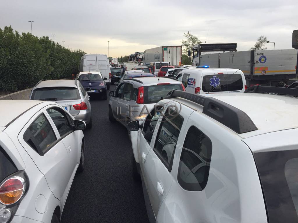 Traffico paralizzato sulla Roma Fiumicino, bloccata anche l’automedica