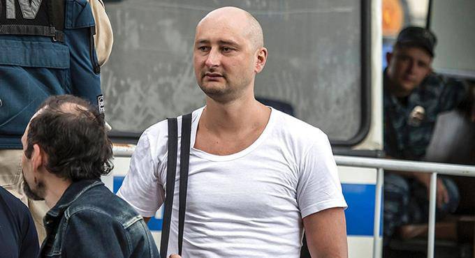 Lo strano caso di Arkadij Babchenko, il giornalista dissidente ucciso ‘per finta’