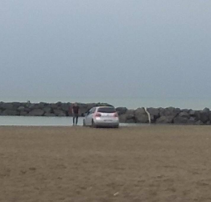 auto sulla spiaggia