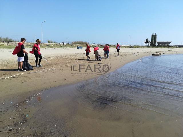 Fiumicino, i volontari di CasaPound riqualificano l’area dell’ex ‘Ultima spiaggia’