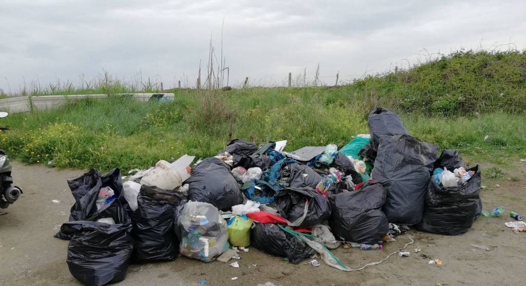 Emergenza rifiuti a Fiumicino, nuove telecamere contro le discariche abusive