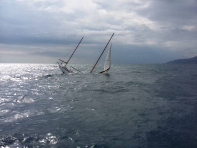 Barca a vela affonda a largo di Serapo, disavventura a lieto fine per 2 diportisti di Latina