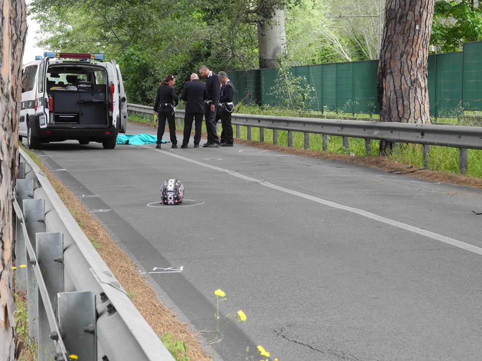 Ostia, motociclista morta a causa della strada dissestata: rabbia e cordoglio