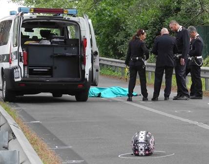 Ostiense, motociclista morta sulla strada sconnessa: si indaga per omicidio colposo