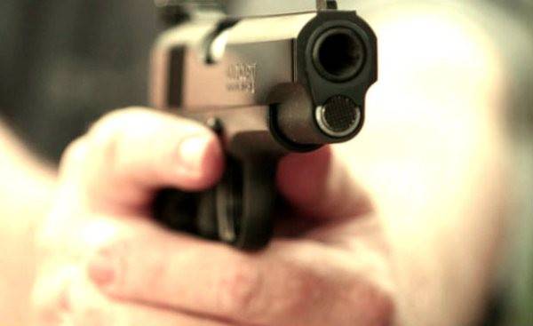 Tenta un’estorsione e minaccia gli agenti con la pistola: arrestato a Latina un 33enne