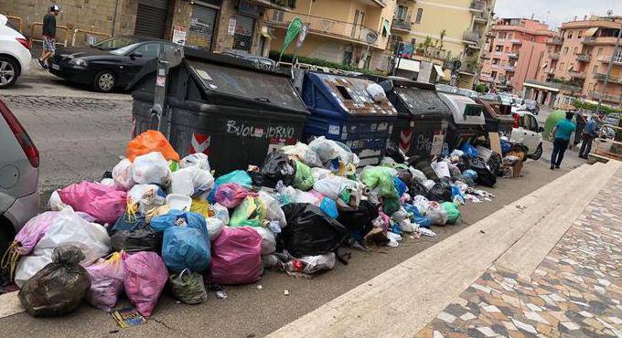 Emergenza rifiuti a Roma, Cucunato: “All’Eur strade e piazze sporche invase da immondizia”