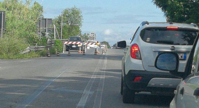 Traffico impazzito su via dell’aeroporto, il cantiere sarà spostato di notte