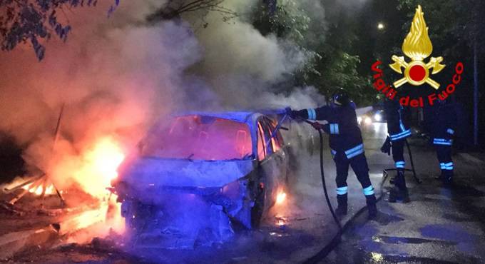 Incendio nella notte ad Acilia, a fuoco due auto parcheggiate