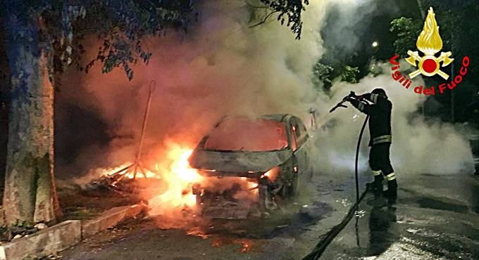 Incendio nella notte ad Acilia, a fuoco due auto parcheggiate