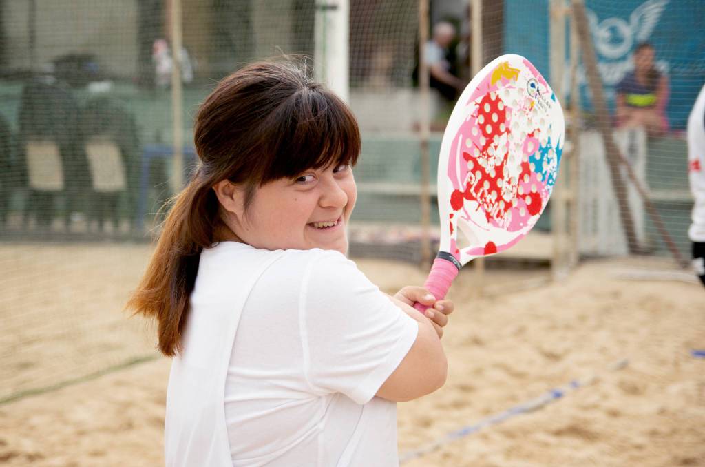 Beach tennis di solidarietà, ad Ostia i campioni sfidano i ragazzi dell’Anffas