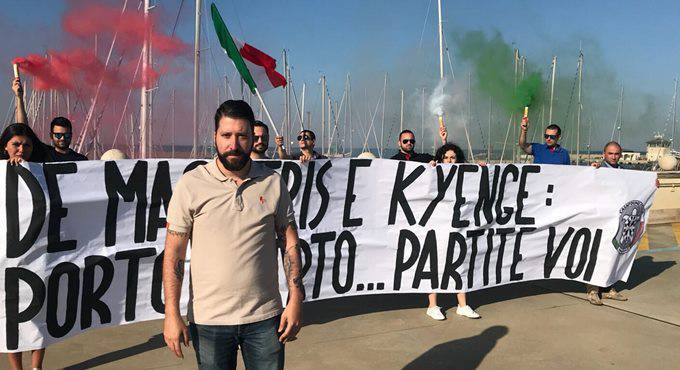 Migranti, CasaPound contro De Magistris ‘Se lascia l’Italia paghiamo noi il viaggio’