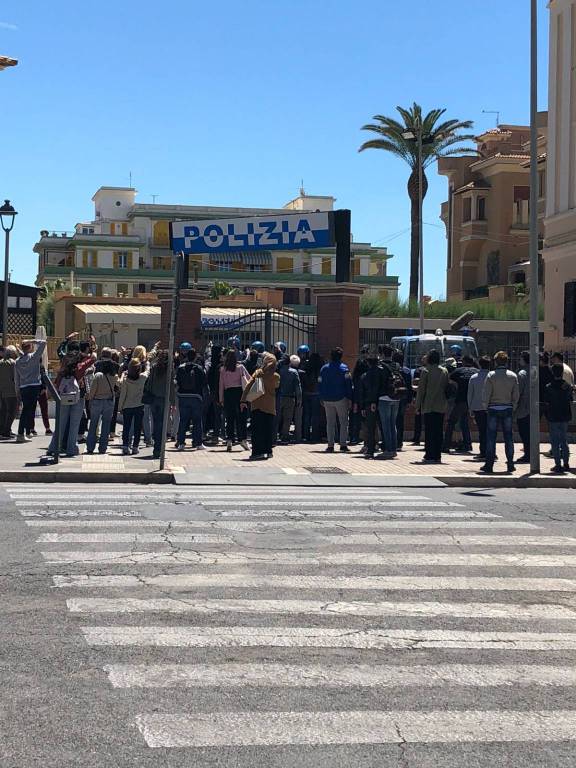 Ostia invasa da poliziotti. Niente paura, si gira Suburra La Serie