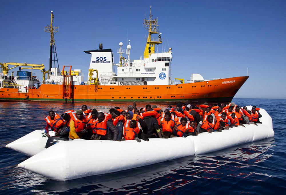 Le navi ONG dei migranti? Per il sindaco di Napoli attracchino al porto di Ostia