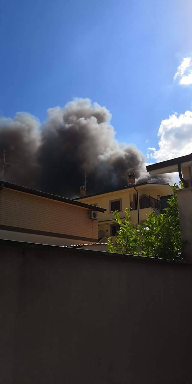 Casal Bernocchi, fiamme e fumo nero: evacuati due palazzi