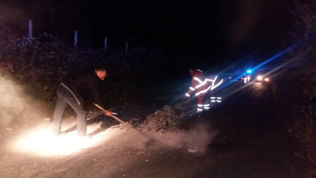 Cerveteri, calcinacci in mezzo alla carreggiata, intervento notturno per la rimozione