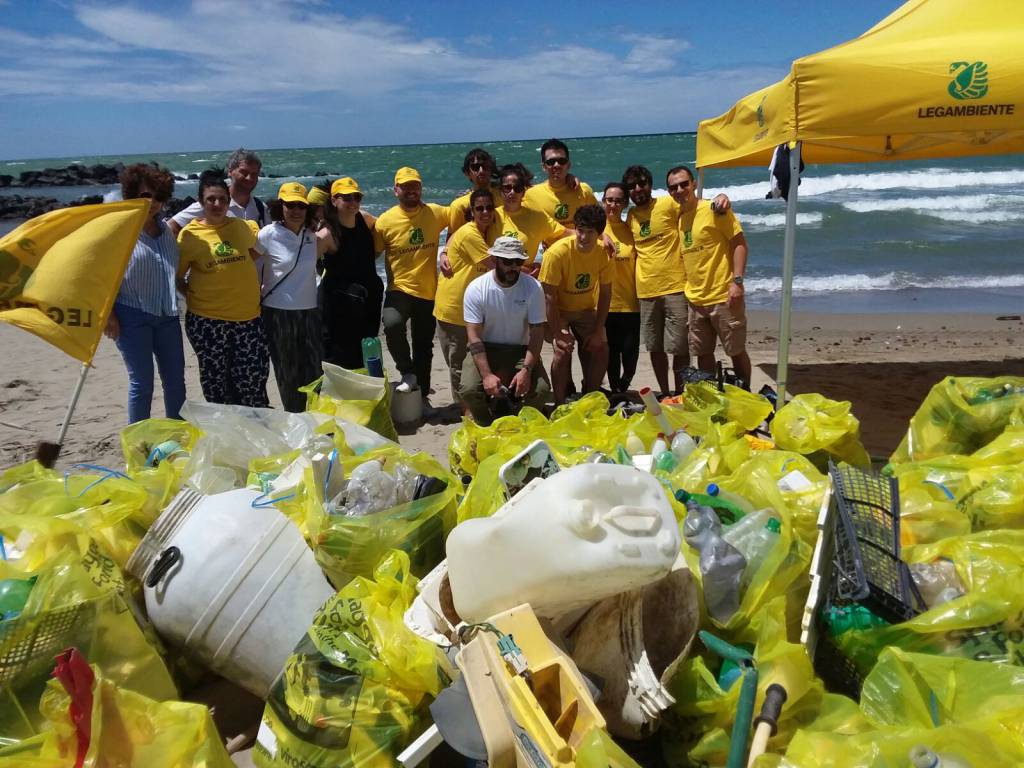 Legambiente pulisce la spiaggia a Fiumicino, 70 sacchi di plastica raccolti a Coccia di Morto