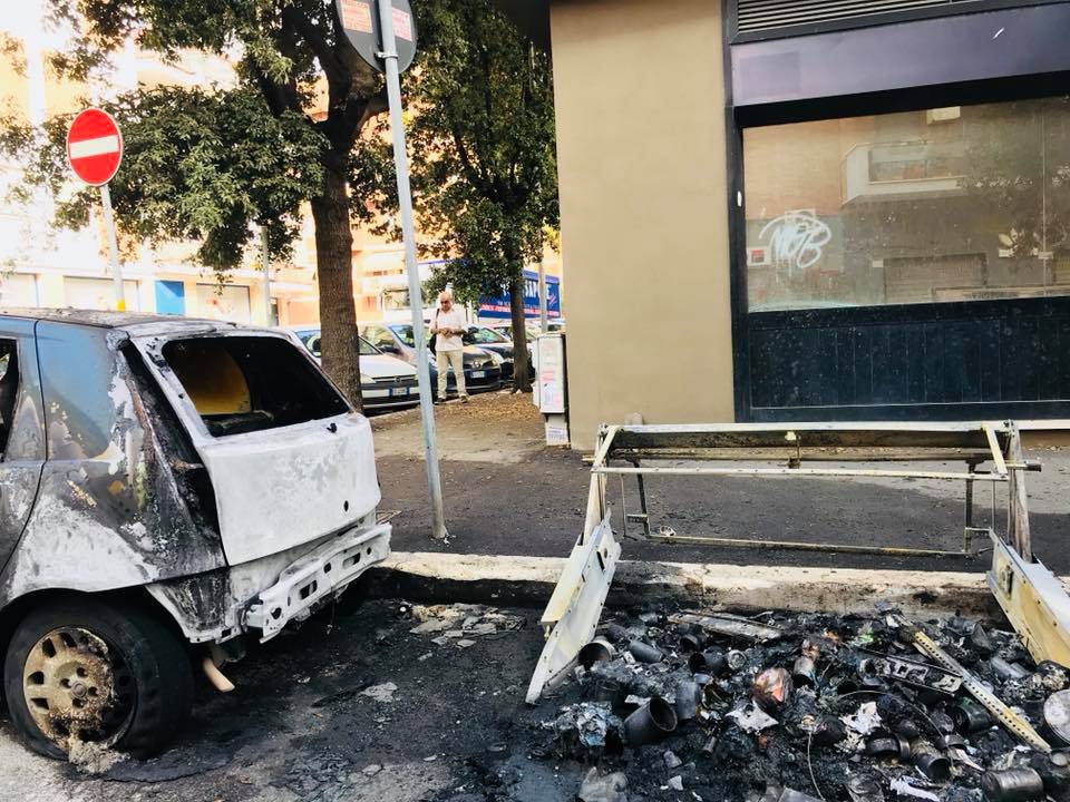 Ostia, piromane dei cassonetti torna nuovamente in azione